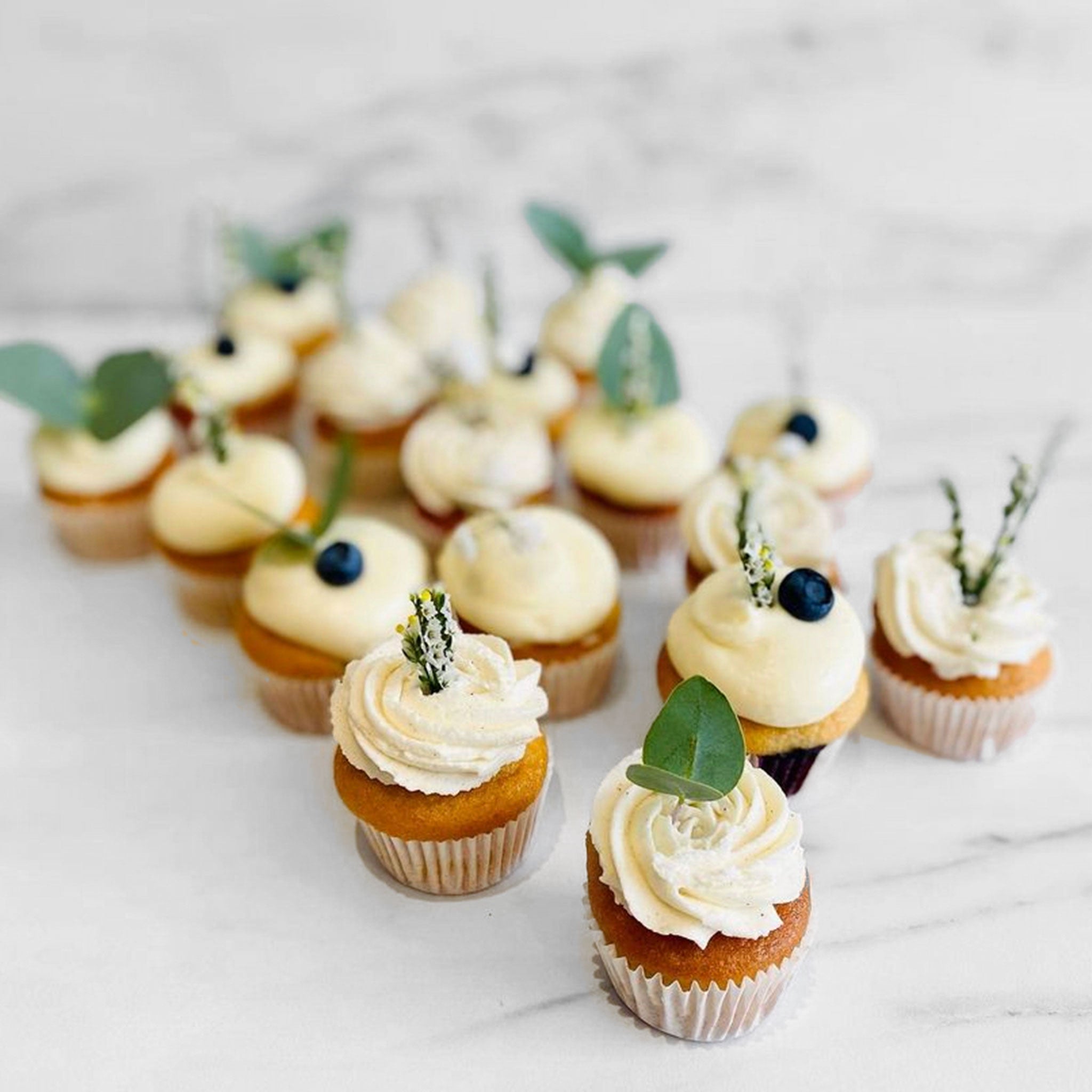 RCZ Décor, Tour à muffins en acrylique pour 24 cupcakes | Support à 4  niveaux pour gâteaux de mariage, fêtes et décoration, rouge