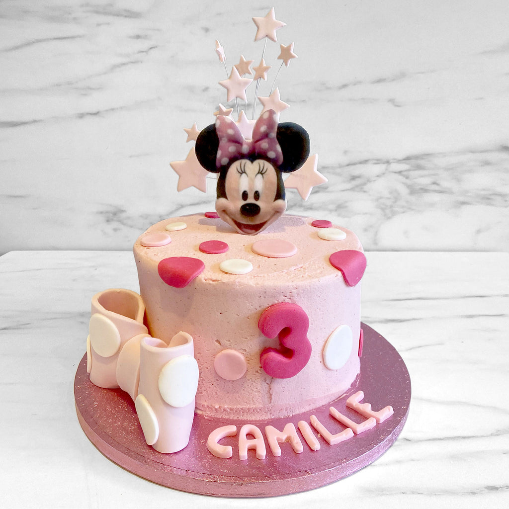 Minnie sur gâteau rose à pois 🍰